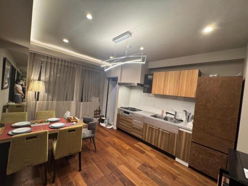 a kitchen and dining room with a table and chairs at 新小岩AhaiHotel in Wada