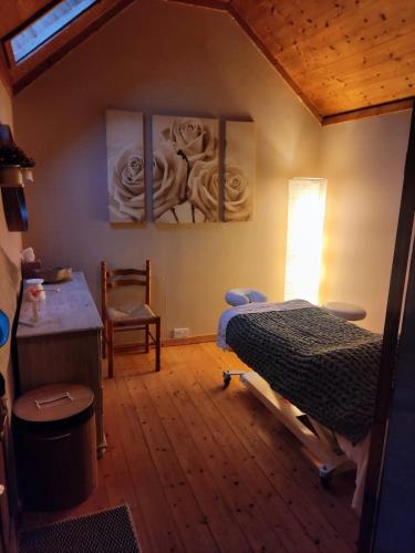 Una cama o camas en una habitación de An Cábáin Cúlú