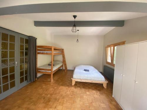a room with a bunk bed and a bunk bed at Gîte de charme dans la vallée du Borne au cœur des Alpes in Glières-Val-de-Borne