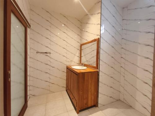 a bathroom with a sink and a mirror at Dharma Suweta in Ubud