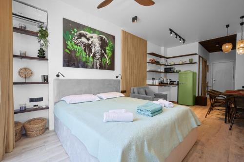 Postel nebo postele na pokoji v ubytování Bali Vibes in Georgia,Premium Studio with Forest View & Beach Access