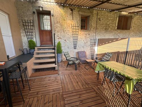 Cozy loft : فناء به طاولة وكراسي ودرج