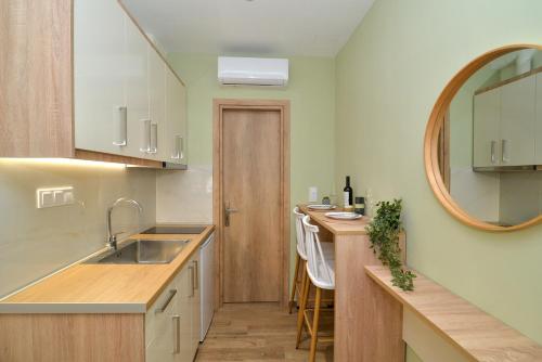 レプトカリヤにあるElia Roomsのキッチン(シンク、鏡付きカウンター付)