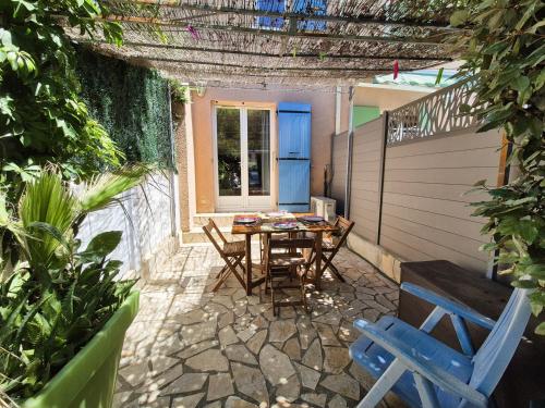 un patio avec une table et des chaises et une clôture dans l'établissement T2 duplex dans résidence sécurisée, parking privé, piscine, climatisation, internet, à La Seyne-sur-Mer