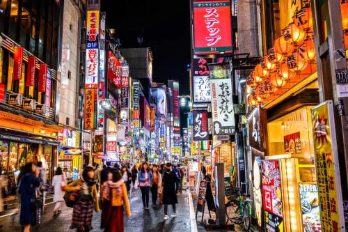 shinjuku 2 stops,3-4 people,train walk for 5mins