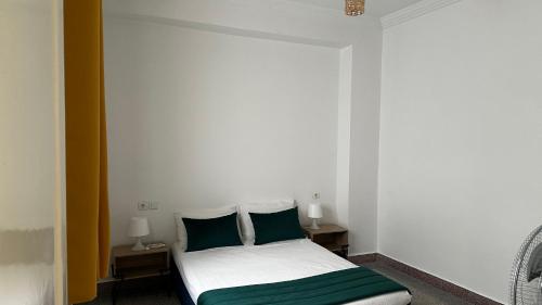 Postel nebo postele na pokoji v ubytování KARAZ Homestay Grand appartement avec rooftop