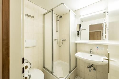 Bilik mandi di Hotel Pension Baronesse