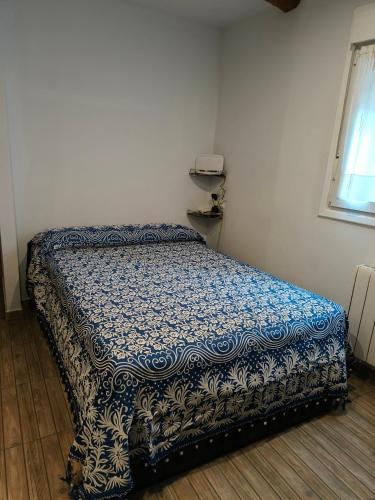 a bedroom with a bed in the corner of a room at Casa Bera in Arnedillo