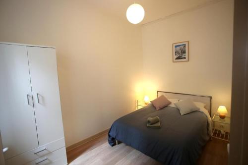 1 dormitorio con 1 cama y 2 luces encendidas en Appartement lumineux, calme, RDC, 2 min du centre, en Cauterets
