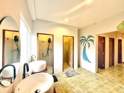 Nathon BayにあるChill Inn Chaweng Hostel and Cafeの洗面台と鏡のあるバスルーム