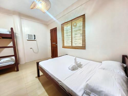 Ένα ή περισσότερα κρεβάτια σε δωμάτιο στο RHR Tourist Inn