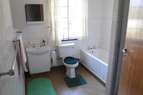 Un baño con inodoro, bañera y lavabo. en Luisa's Place, en Pretoria