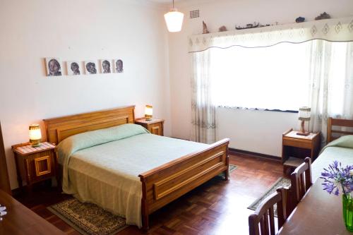 Un dormitorio con dos camas y una ventana. en Luisa's Place, en Pretoria