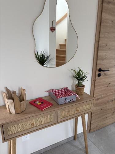 a mirror sitting on top of a wooden table at La Cigogne du Ried in Wittisheim