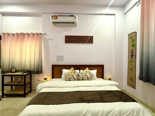 a bedroom with a large bed in a room at KURJA by Modern Haven in Jāmb