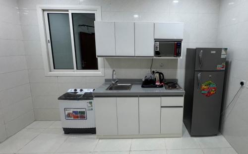Dapur atau dapur kecil di جود المدينة للإجنحة الفاخرة Jood AL madina Luxury Suites