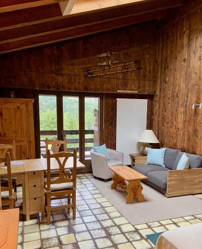 a living room with a couch and a table at Joli logement pour 4 personnes à La Fouly in La Fouly