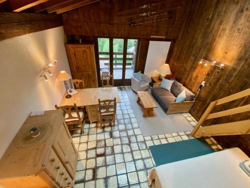 an aerial view of a living room with a couch and a table at Joli logement pour 4 personnes à La Fouly in La Fouly