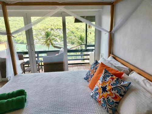 Кровать или кровати в номере Marigot Palms Luxury Caribbean Apartment Suites