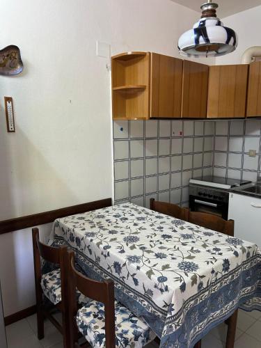 a kitchen with a table and two chairs and a table and a table at Trilocale 250m dal mare in San Vincenzo