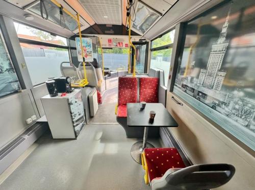 Posezení v ubytování Nuit en BUS insolite pour une escapade romantique ou familiale