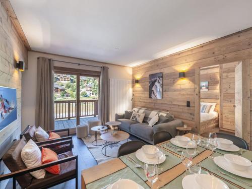 un salon avec une table et un canapé dans l'établissement Appartement familial au cœur de Méribel, proche pistes avec balcon et parking - FR-1-565-100, à Les Allues