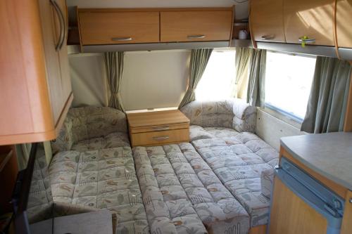 Кровать или кровати в номере Peaceful Caravan Escape