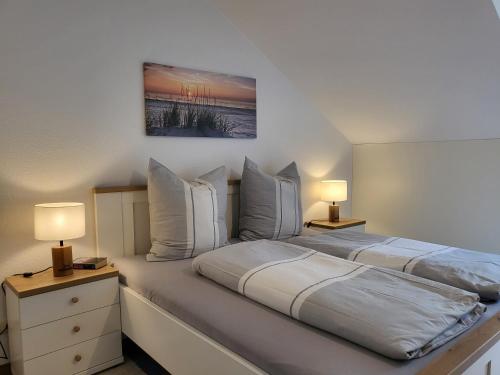 une chambre avec deux lits et deux lampes dans l'établissement Ferienwohnung Am Sommerdeich, à Sankt Peter-Ording