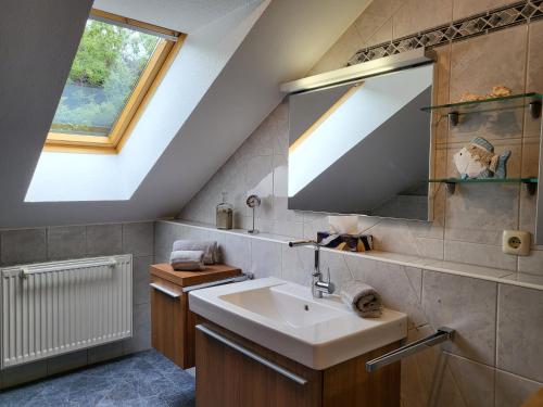 une salle de bain avec un lavabo et un miroir dans l'établissement Ferienwohnung Am Sommerdeich, à Sankt Peter-Ording
