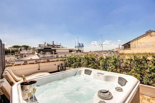 a bath tub sitting on top of a balcony at Hotel 87 eighty-seven - Maison d'Art Collection in Rome