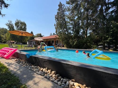 Bazén v ubytovaní Fonfa Liget alebo v jeho blízkosti