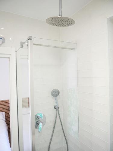 a shower with a blow dryer in a bathroom at Precioso ático con vistas en el centro de Pamplona in Pamplona