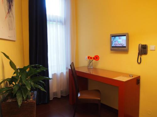 Una televisión o centro de entretenimiento en Hotel Arte