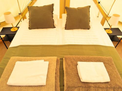 Postel nebo postele na pokoji v ubytování Asgardur Glamping