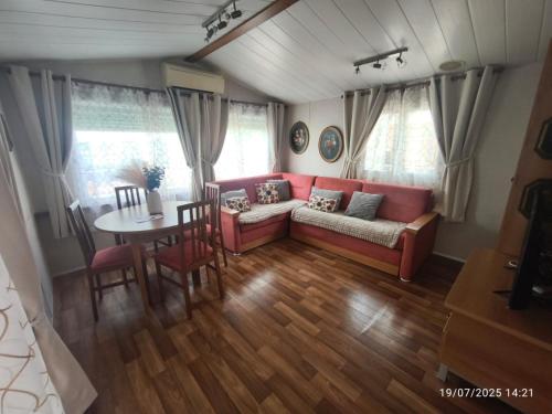 un salon avec un canapé et une table dans l'établissement Oasis Louisitanienne, à Hyères