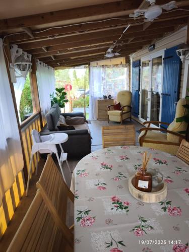 un salon avec une table et un canapé dans l'établissement Oasis Louisitanienne, à Hyères