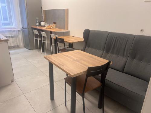 - une salle à manger avec des tables et un canapé dans l'établissement Grand Hostel - Free Breakfast - Opłata w Gotówce, à Katowice