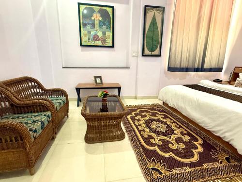 Un dormitorio con una cama, un sofá y una mesa. en GAJAPATI by Modern Haven, en Jāmb