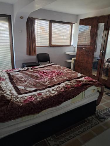 Un dormitorio con una cama grande en una habitación. en Apartement with Terrace 2 Rooms, en Bucarest