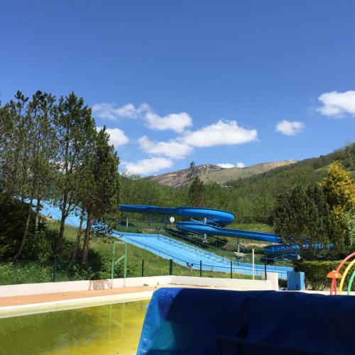 - un groupe de toboggans bleus dans un parc aquatique dans l'établissement La Maison D'ILHAN, à Ilhan
