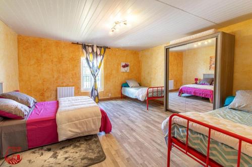 Ένα ή περισσότερα κρεβάτια σε δωμάτιο στο Gîte avec piscine