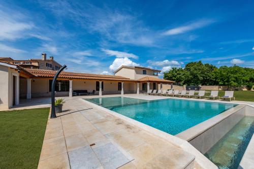 Villa Dika, a beautiful and spacious villa with a fantastic pool