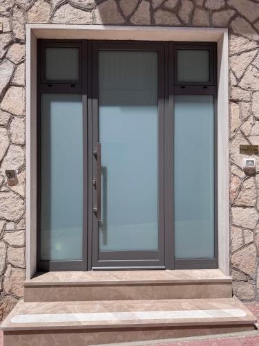 a window in a stone building with glass at Dimora raggio di sole in Mottola