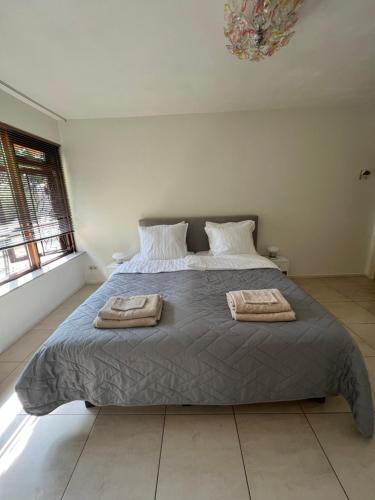 a bedroom with a bed with two towels on it at Vakantiehuis met 1 slaapkamer in Epe