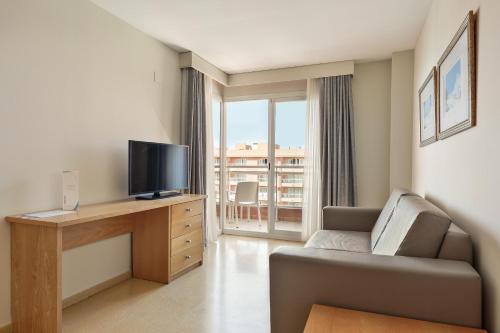 a living room with a couch and a television at Hotel Best Roquetas in Roquetas de Mar
