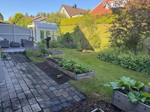 un giardino con tre aiuole rialzate di piante di Bo komfortabelt i Bø, på ferie eller jobb a Bø