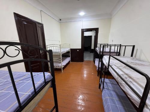 เตียงในห้องที่ Gulf Hostel