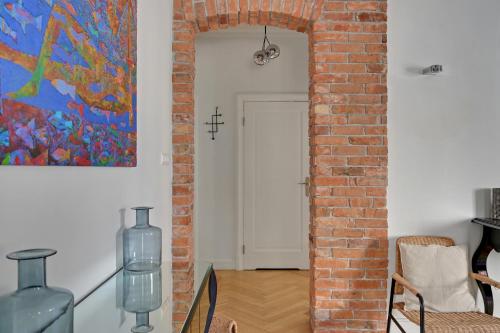 an archway in a room with a brick wall at Parkowa 19 - Beach & Chill Spot by Lion Apartments in Sopot