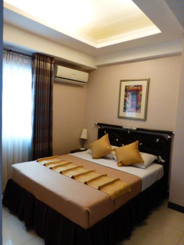 Katil atau katil-katil dalam bilik di Silver Oaks Suites & Hotel