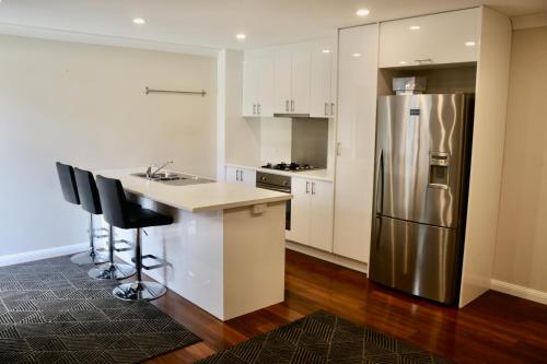 een keuken met een spoelbak en een koelkast bij The Commercial Hotel Wallerawang in Wallerawang